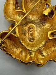 D4-5324 VINTAGE BROOCH SIGNED VERO GOLD TONE PIN 2″ CHRISTMAS ENAMEL TEDDY BEAR
