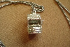 VINTAGE WISHING WELL GOOD LUCK SILVER TONE CHAIN CHARM PENDANT NECKLACE!!!