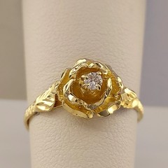 Vintage 14k Diamond Flower Ring. Size 7. Diamond 5 Points. Diamond Cut Detail.
