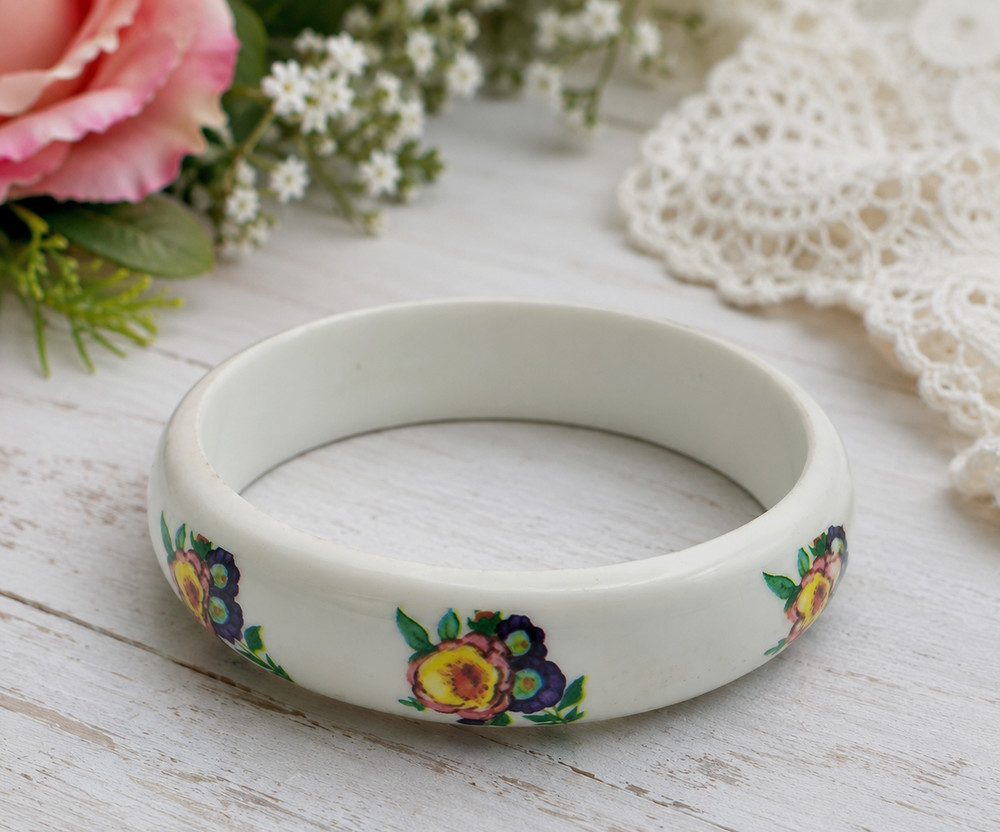 Vintage White Floral Lucite Bangle Bracelet 8 In Retro Cottagecore 17mm Wide