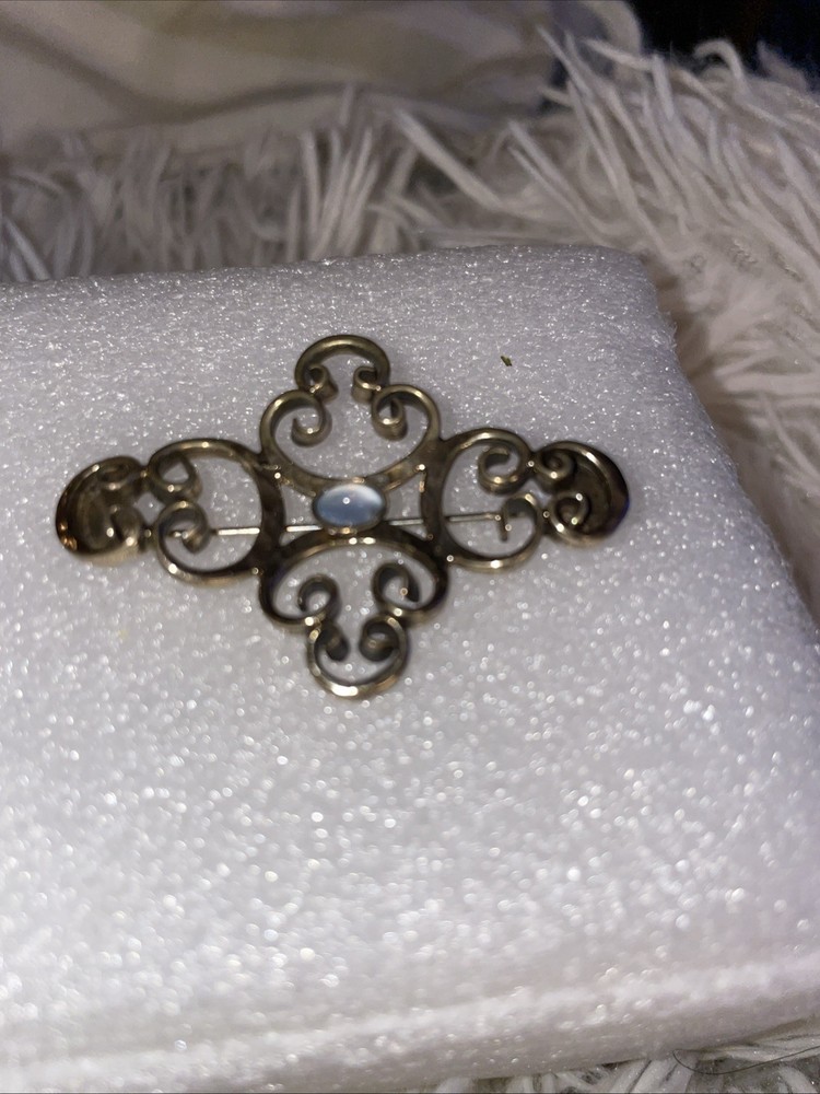 Opalescent Gemstone Gold and White Brooch with Filigree Design