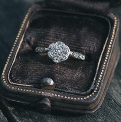 Antique 1920s Art Deco 18K Gold & Platinum Diamond Daisy Ring / Size 4