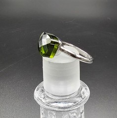 Vintage 1980s Retro Green Rhinestone Costume Ring – Size 8
