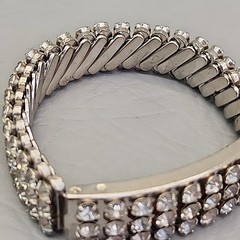 Vintage Expandable Clear Rhinestone Bracelet Hidden Compartment 6 1/8″ Stretch