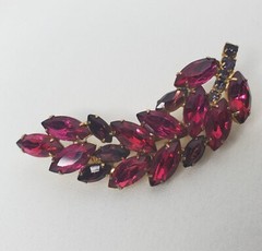 Vtg Leaf Brooch Pin Pink Purple Rhinestones Gold Tone Prong Set Faceted Stones
