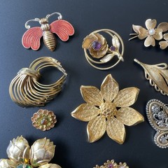 Vintage 19 Pc Brooch Lot Gold Tone Flower Butterfly Bow Feather Bug Nature