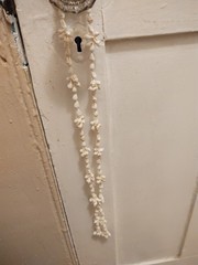 Vintage 1960’s-70’s Sun Bleached White Conch Shell Tassel 36″ Necklace