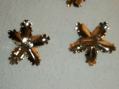 Beautiful Vintage Gold Tone Flower & Rhinestone Pin & Clip Earrings alloy metal