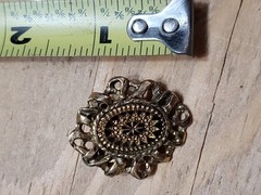 unbranded goldtone metal oval brooch pin