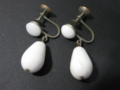 WHITE MILK GLASS SCREW BACK VINTAGE EARRINGS TEAR DROP DANGLE