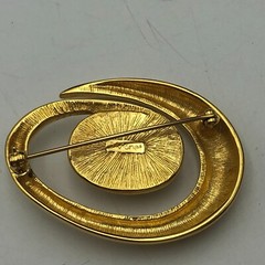 Vintage Monet Signed Goldtone Metal Faux Pearl Jelly Belly Pin Brooch 1.75″