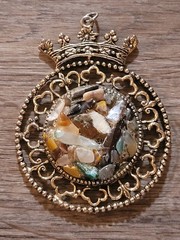 Vintage Antique Gold Tone Natural Stone Pendant Crown Women’s Fashion Jewelry