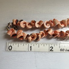 Vintage Luhuanus Shell Necklace Peach Curly Jewelry Hawaiian 16.5″ Barrel Clasp