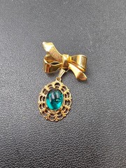 Vintage Gold Tone Bow Brooch with Emerald Green Glass Cabochon Dangle