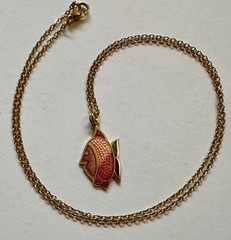 VINTAGE fish enamel metal colorful pendant 1″ necklace 20″ gold plated