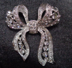 Estate Jewelry R.J. GRAZIANO Silvertone RIBBON BOW Austrian Crystals Brooch Pin