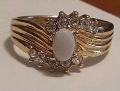 Uncas gold plated opal and rhinestone accent ring size 11.75