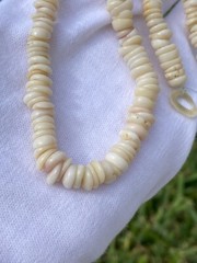 Vintage Hawaiian Puka Shell Bead Necklace 17.75 Inch Graduated up to 8.2mm
