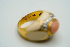 Vintage UNIQUE 18k HGE Fauk Angel Skin Coral Cream Enamel Ring Size 6.25 JB49
