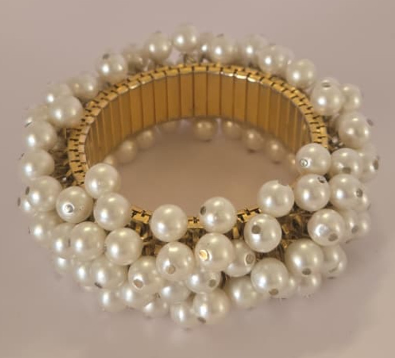 Elegant vintage-style pearl cluster expansion bracelet.