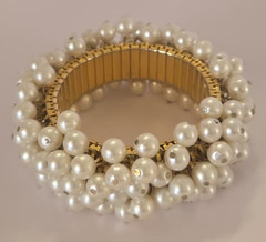 Elegant vintage-style pearl cluster expansion bracelet.