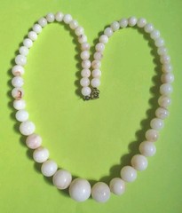 Vintage CREAMY WHITE w/ BROWN SWIRLS Colored Lucite Beaded Choker Necklace