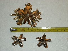 Beautiful Vintage Gold Tone Flower & Rhinestone Pin & Clip Earrings alloy metal