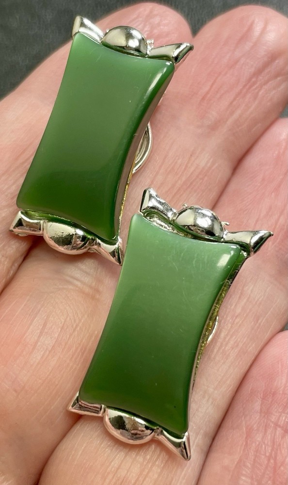Vintage Pat Pend. Signed Green Thermoset 1.2” Retro Silver Tone Clip Earrings