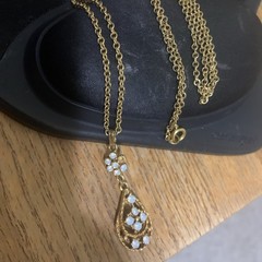 Gold tone Teardrop Filigree Pendant Necklace – Elegant Vintage Style with chain