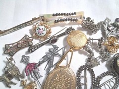 ANTIQUE/VINTAGE Mixed JEWELRY LOT OF 20 PINS/Brooches/Earrings