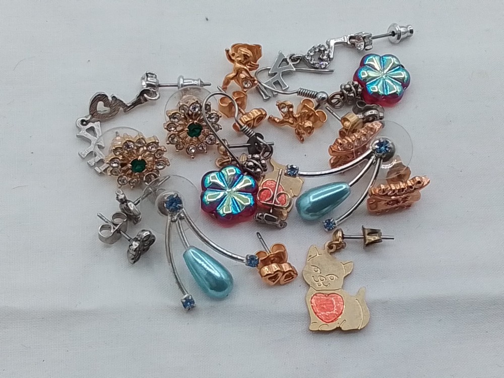 10 LOT D VINTAGE ESTATE PIERCED EARRINGS ALL DAINTY SOME HUGGIE & DANGLE
