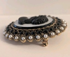 🤍🖤 Vintage Black & White Cameo Brooch — Jet Rhinestones & Faux Pearls