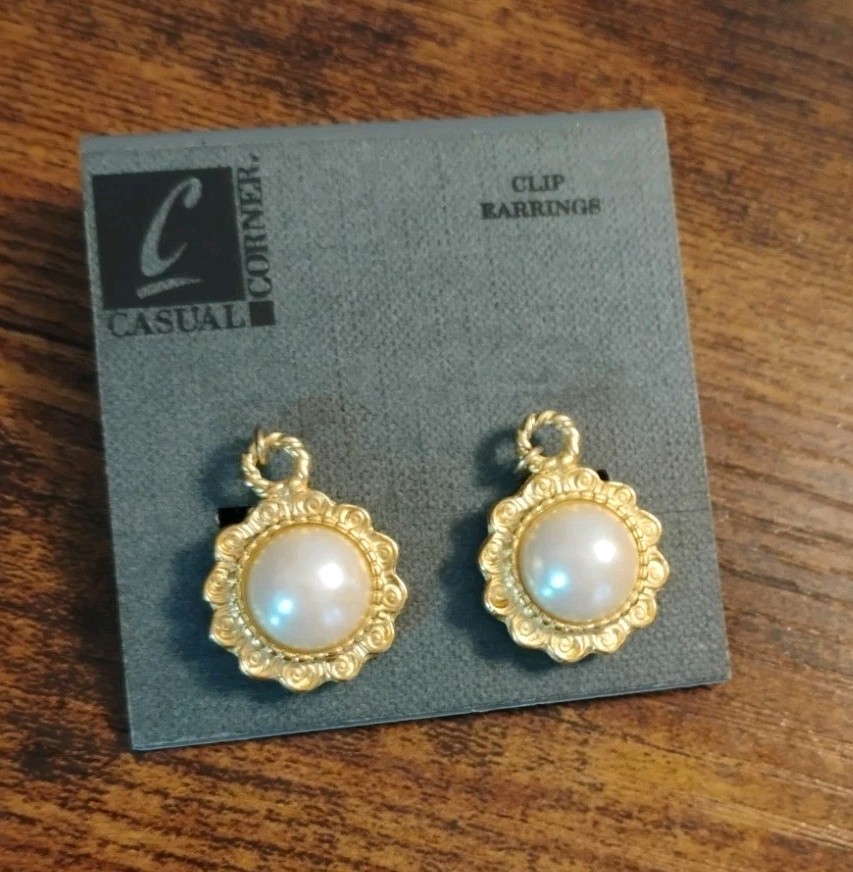 Casual Corner Round Gold-tone & Pearl Clip On Earrings NOS 301E
