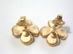 CROWN TRIFARI VTG. GOLD TONE DOGWOOD FLOWERS CLIP ON EARRINGS 1955-1969
