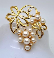 elegant Vintage style Gold Tone Bunch of grapes shape fashion jewelry Brooch/pin