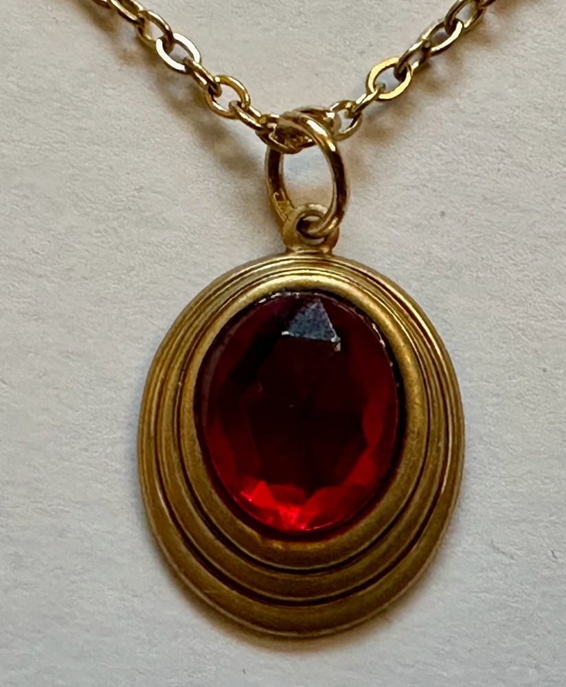 VINTAGE FACETED RED LUCITE PLASTIC CIRCLED BY BRASS 3/4 OF 1″ NECKLACE 18″ GP