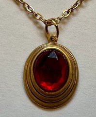 VINTAGE FACETED RED LUCITE PLASTIC CIRCLED BY BRASS 3/4 OF 1″ NECKLACE 18″ GP