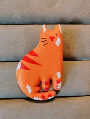 Vintage Ceramic Hallmark Orange Tiger Cat Brooch (172 – 2536)