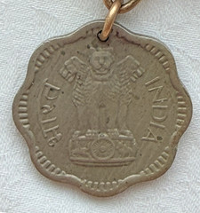 VINTAGE COIN CHARM BRACELET 11 INT COINS