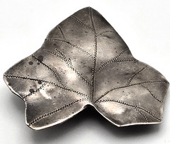 Vintage Silver Tone Textured Leaf Brooch Pin Small Heart‑Shaped Ivy Design