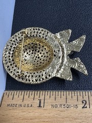 Gold Tone Textured Straw Garden Hat Pink Roses Pearl on Bow 2″ Brooch Pin 1928