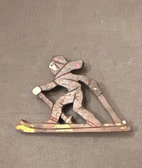 Vintage Ski Pin Wooden Hand Carved Painted Brooch Pin WONDERFUL 💕