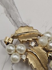 Vintage Crown TRIFARI Brushed Gold Faux Pearl Rhinestone Leaf Bracelet 7″
