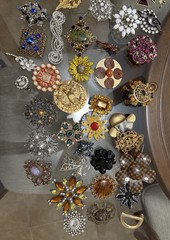Vintage Jewelry Lot Estate Brooches/Pins 68 Pcs – Beautiful. Floral, Holiday Etc