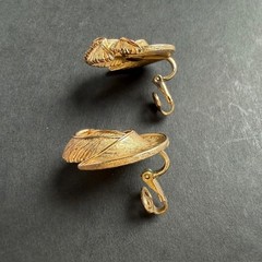 Vintage TRIFARI Crown Gold Tone Swirl Feather Leaf Clip on Earrings 1955-1969