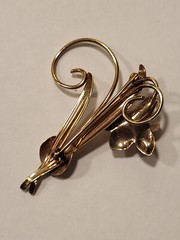 Vintage 1940’s JMS 10K Solid Yellow Gold Lily Brooch Pin 1.75 Inch 4.09 Grams