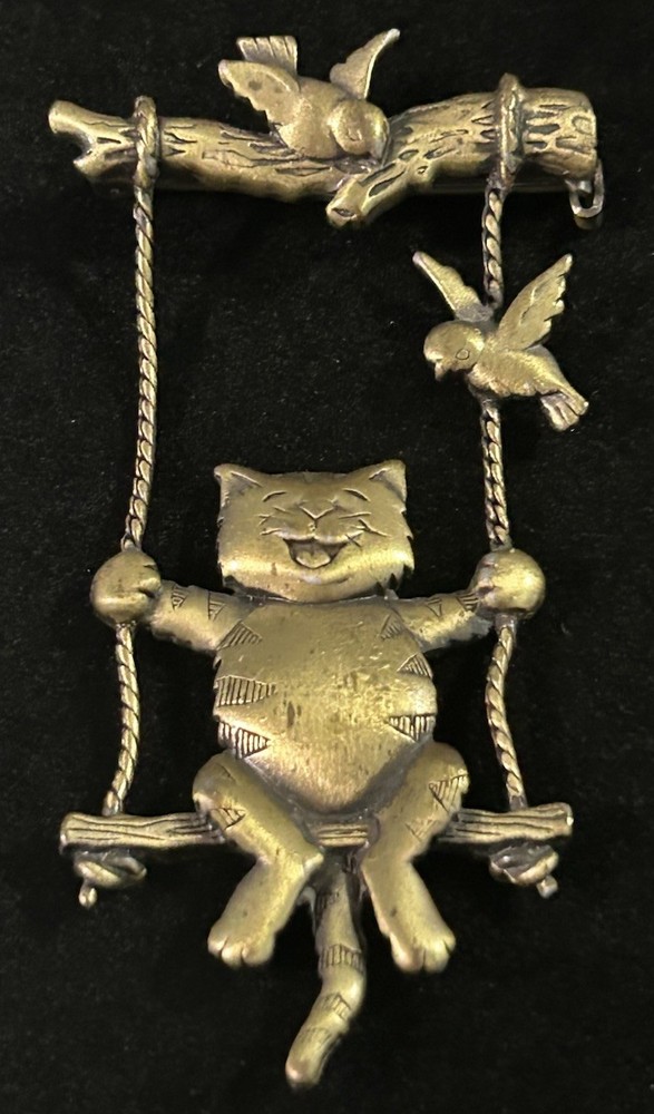 Vintage JJ Swinging Happy Cat Birds Brooch Pin Antique Brass Tone 3″ Long