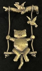 Vintage JJ Swinging Happy Cat Birds Brooch Pin Antique Brass Tone 3″ Long