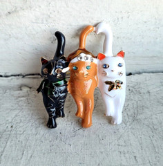Christmas Holiday Rhinestone Three Cats Brooch Pin Santa Hat Cat 1 Pc