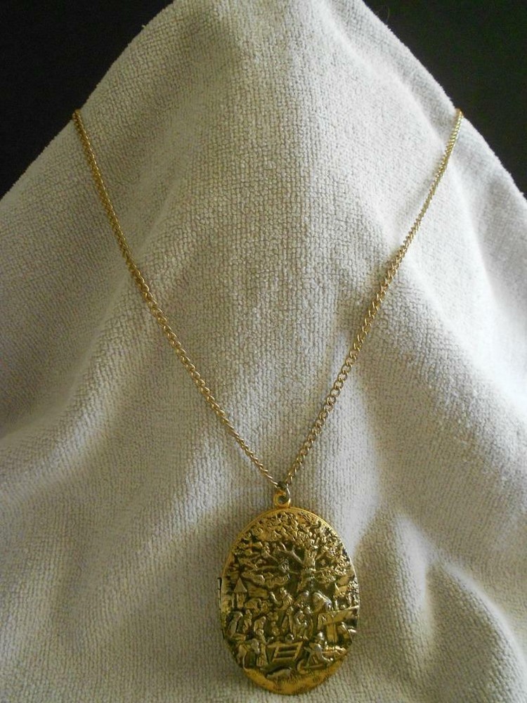Vintage Revlon Heirloom Empty Perfume Locket Pendant Necklace Gold Tone